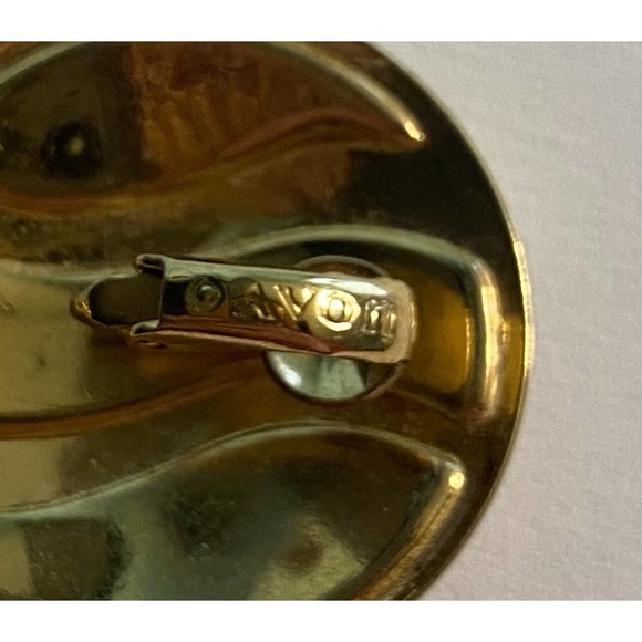 Avon Vintage Red Sparkle Enamel Gold Tone Round Clip On Earrings - Picture 6 of 9